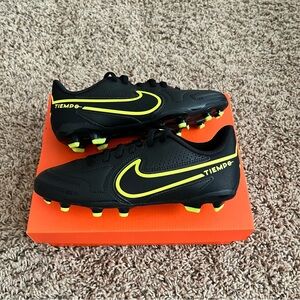 Nike Jr. Tiempo Legend 10 Club Soccer Cleats